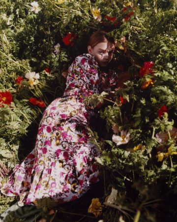 Es un vestido elegante y sofisticado