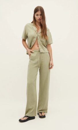 Stradivarius tiene este pantalón low cost en once colores distintos a elegir 47 Merca2 El estilo de Stradivarius no tiene rival