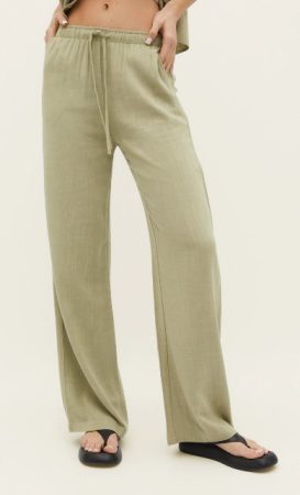 Stradivarius tiene este pantalón low cost en once colores distintos a elegir 49 Merca2 En la colección de rebajas de Stradivarius encontramos un pantalón sinigual
