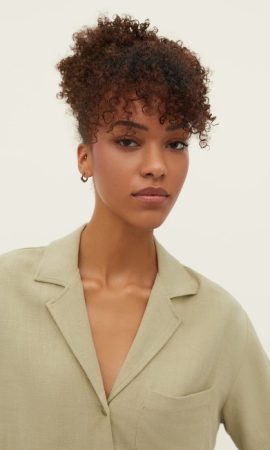 Stradivarius tiene este pantalón low cost en once colores distintos a elegir 52 Merca2 Stradivarius lo tiene en todas las tallas a un precio soñado
