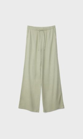 Stradivarius tiene este pantalón low cost en once colores distintos a elegir 53 Merca2 Puedes agregar una extraordinaria camisa a juego