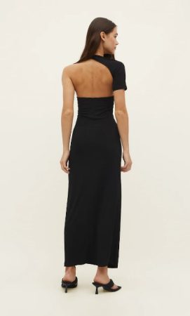 Vestido negro espectacular de Stradivarius del estilo de Camila Cabello por 19 € 34 Merca2.es Una elección de vestuario que Stradivarius no perdió de vista