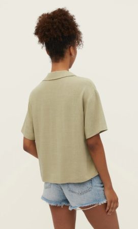 Stradivarius tiene este pantalón low cost en once colores distintos a elegir 54 Merca2 El diseño de la camisa llama la atención de todos