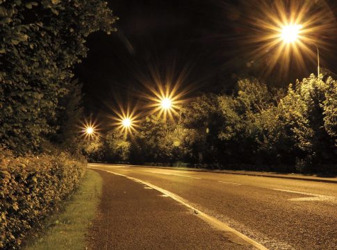 UTILIZAR-LUCES-AMARILLAS-PARA-MINIMIZAR-EL-IMPACTO