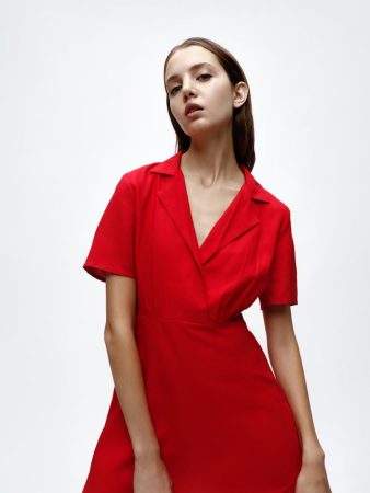 VESTIDO CORTO CON SOLAPA