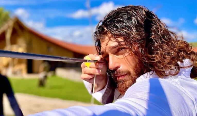 ¿Quién es la coprotagonista de “Violeta como el mar”?