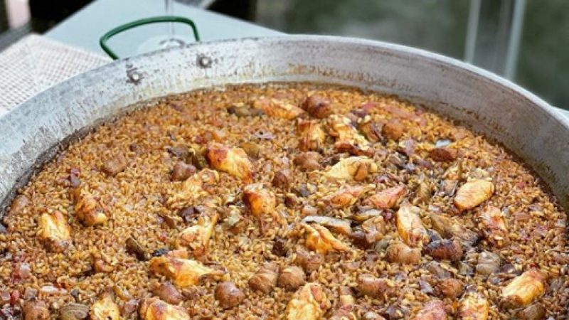 Asegúrate de que el sofrito esté bien incorporado y agrega el caldo