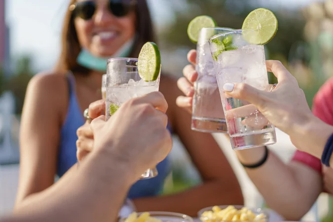 Estos son los peligros para la salud de beber agua demasiado fría en verano 14 Merca2.es brindis Merca2.es