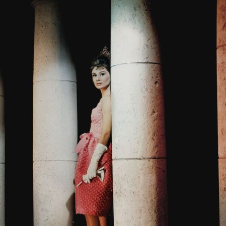 Subastan el mítico vestido rosa de Audrey Hepburn en 'Desayuno con diamantes' 1 Merca2.es british actress and humanitarian audrey hepburn as holly news photo 1691503097 Merca2.es