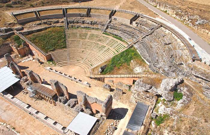 Peñalba de Castro (Burgos), Teatro en la Clunia romana
