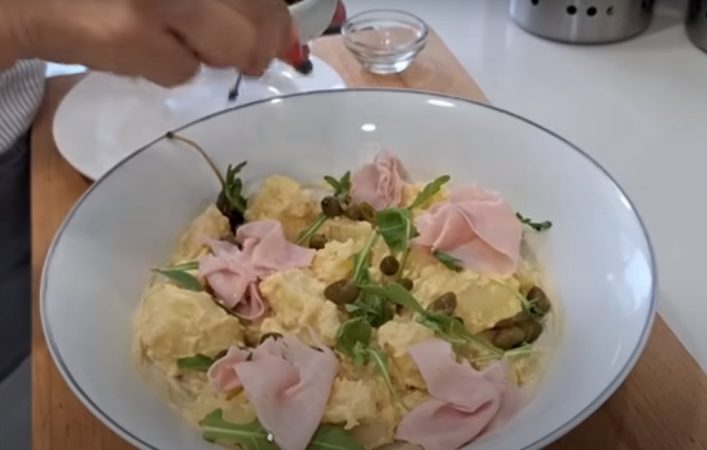El momento de la mezcla de los ingredientes de la ensalada de Martín Berasategui
