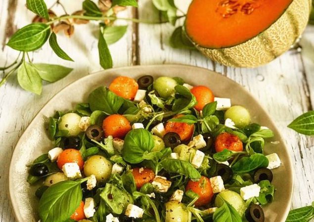 Cómo hacer una ensalada de melón rica, sencilla y muy refrescante 1 Merca2.es ensalada de melon cantaloupe y galia con queso feta foto principal Merca2.es