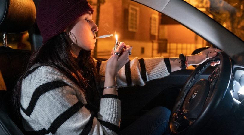 Esta es la multa que te pueden poner por fumar al volante 43 Merca2.es Está comprobado que fumar al volante distrae al conductor