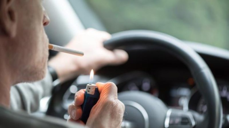¿Fumar al volante está realmente prohibido?