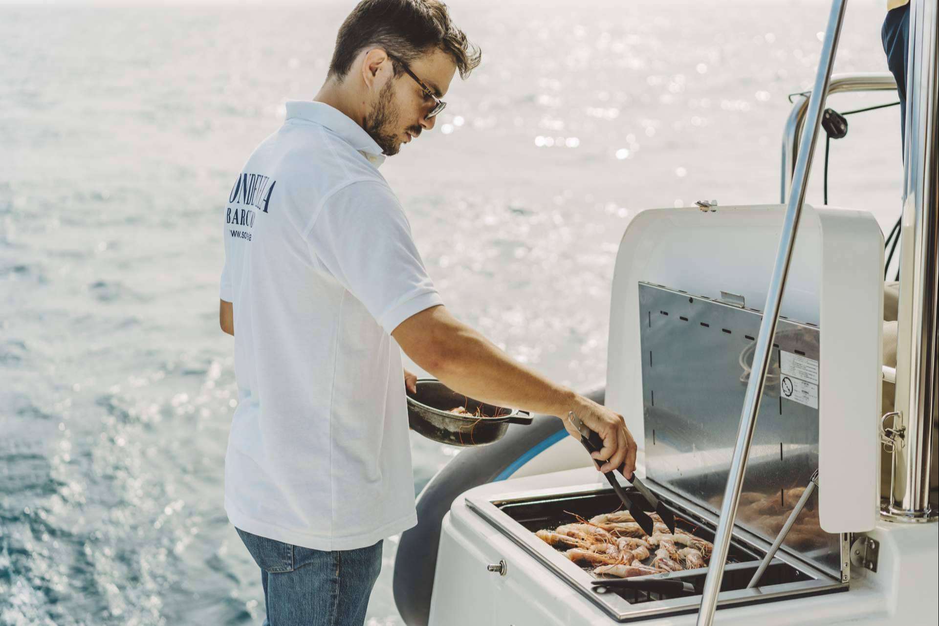 El servicio de actividades en un barco privado de Sondevela
