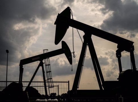Economía.- El precio del barril de petróleo recupera niveles previos a ómicron, por encima de 84 dólares Opep+