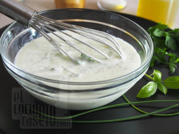 Por fin: la OCU zanja el debate sobre si los yogures caducan 26 Merca2.es salsa de yogur a las finas hierbas paso 3 Merca2.es