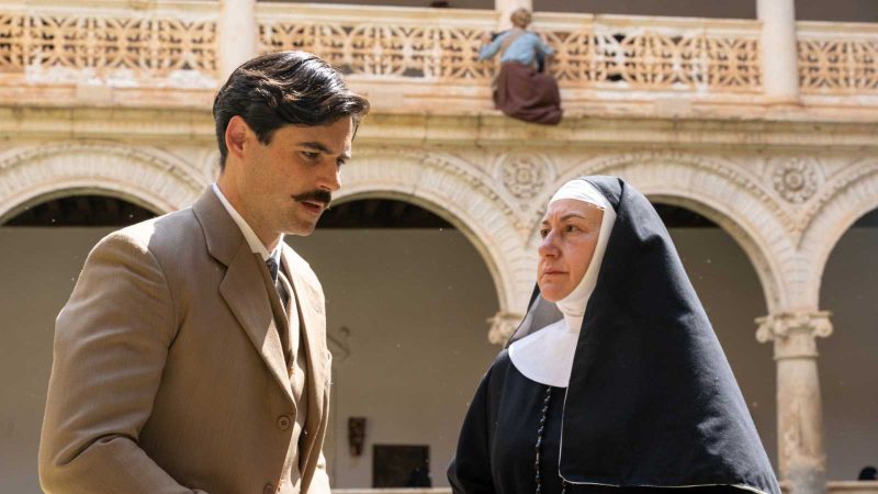 Abel distrae a la madre superiora