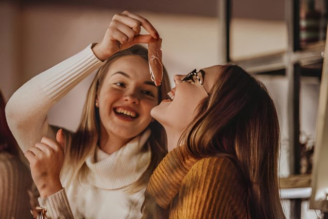 Chicas comiendo jamón