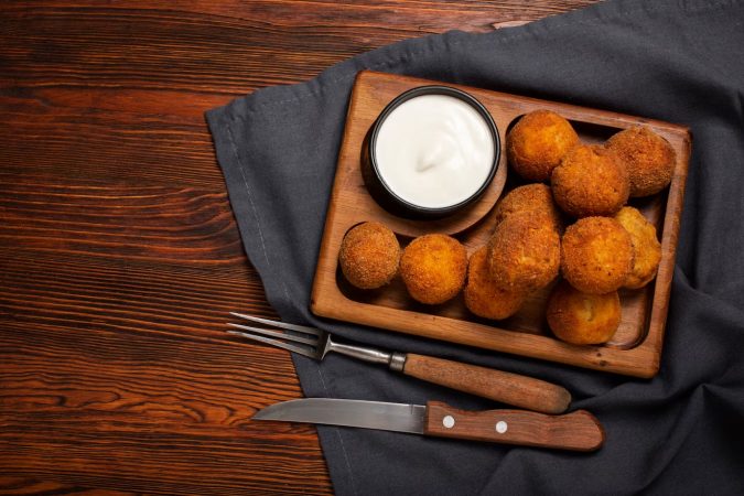 Croquetas con salsa