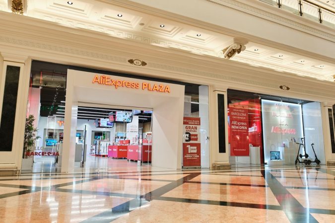 Aliexpress encuentra en España la clave para reducir la brecha con Amazon 1 Merca2.es Tienda 'AliExpress Plaza' en el Centro Comercial Gran Via 2 de L'Hospitalet de Llobregat (Barcelona)