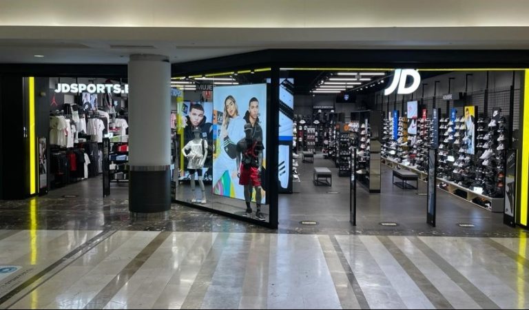 JD Sports acelera en EEUU y Europa, pero avisa: el ciclo del calzado y la debilidad del consumo presionan al negocio 2 Merca2.es Valencia.- JD sigue su expansión con una nueva tienda en el centro comercial Bonaire