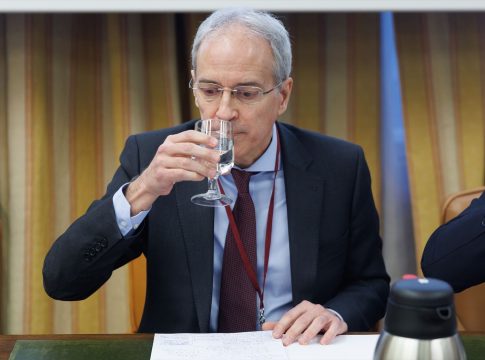 El secretario de Estado de Hacienda , Jesús Gascón Catalán, bebe agua durante la Comisión de Hacienda y Función Pública, en el Congreso de los Diputados, a 27 de febrero en Madrid, (España)