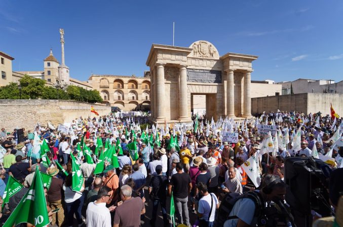 Manifestación en protesta por el impacto de las políticas de la UE en el campo andaluz y con ocasión de la reunión de los ministros de Agricultura europeos.