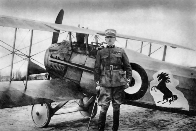 Francesco Baracca y su avión con el Cavallino Rampante