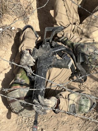 Leonor entre alambres de espino