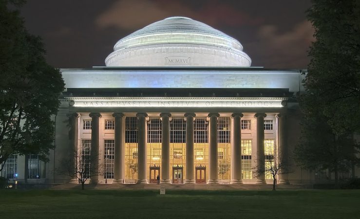 Las 10 universidades más prestigiosas del mundo 36 Merca2.es MIT Dome night1 Edit Merca2.es