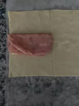 Paso 1 de preparación de las napolitanas de jamón york y queso