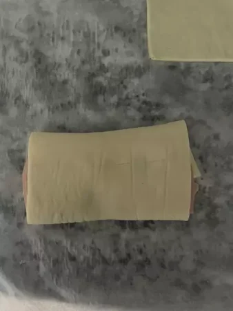 Paso 2 de preparación de las napolitanas de jamón york y queso