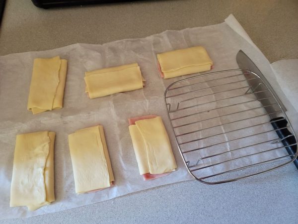 ¿Cuáles son los beneficios de preparar unas napolitanas de jamón de york y queso en una freidora de aire?