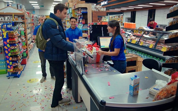 Omer en el supermercado.