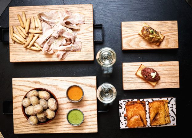 Salitre renueva su imagen en pleno centro de Madrid 2 Merca2.es Papas, chicharrón, empanada, y tostas.