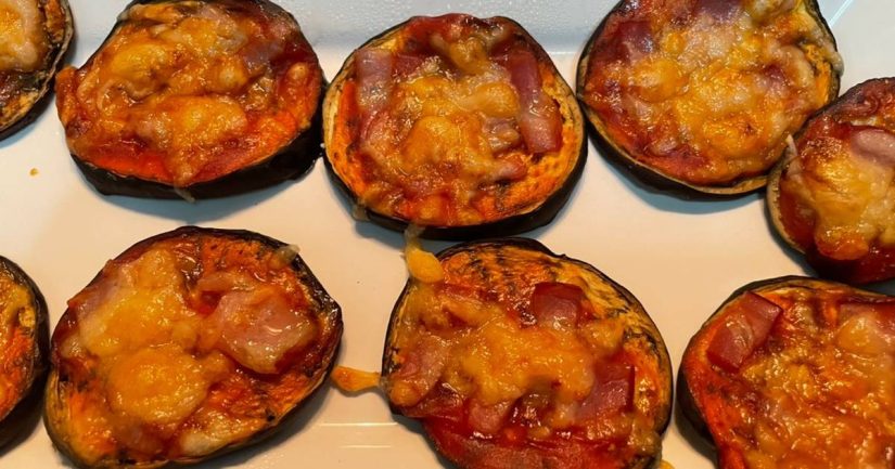Las mini pizzas de berenjena y bacon son una preparación nutritiva y deliciosa