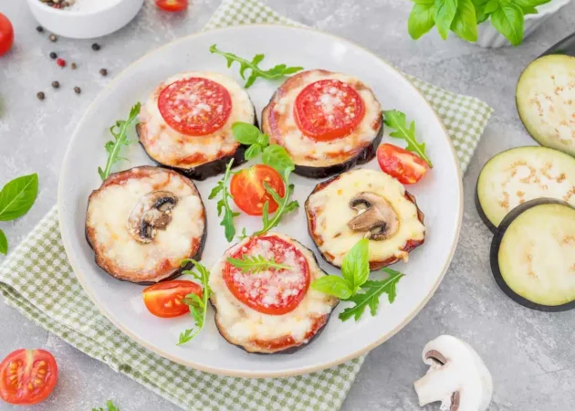 Modo de preparación de las mini pizzas de berenjena y bacon