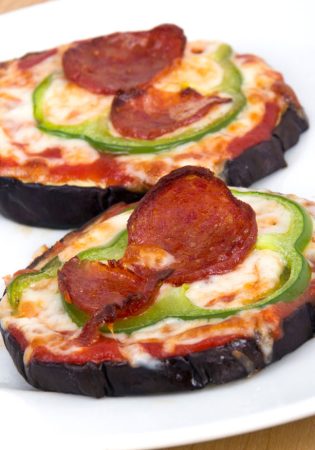 El paso final para las mini pizzas de berenjena y bacon