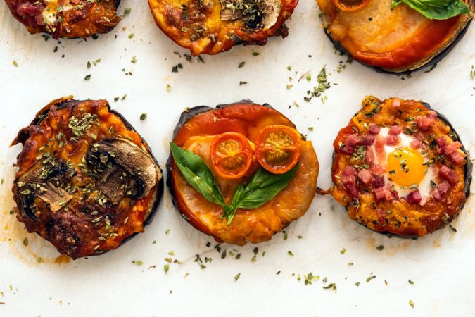 ¿Cómo se pueden hacer unas mini pizzas más saludables?