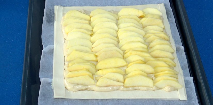 Ensamble de la tarta de manzana y crema