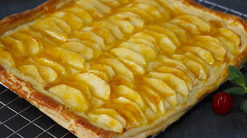 Vamos con los toques finales de la tarta de manzana y crema