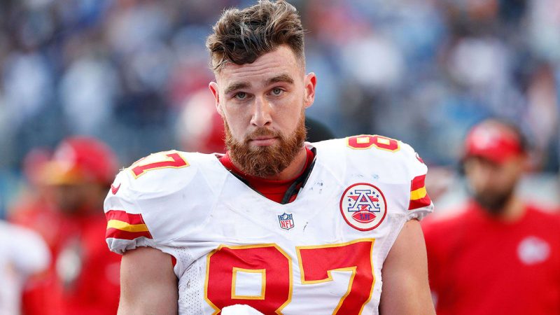 Travis Kelce con su camiseta