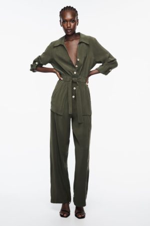 Un mono largo working