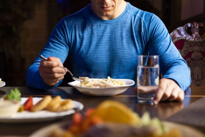 close up of athlete eating pasta dish royalty free image 1572253235 Merca2