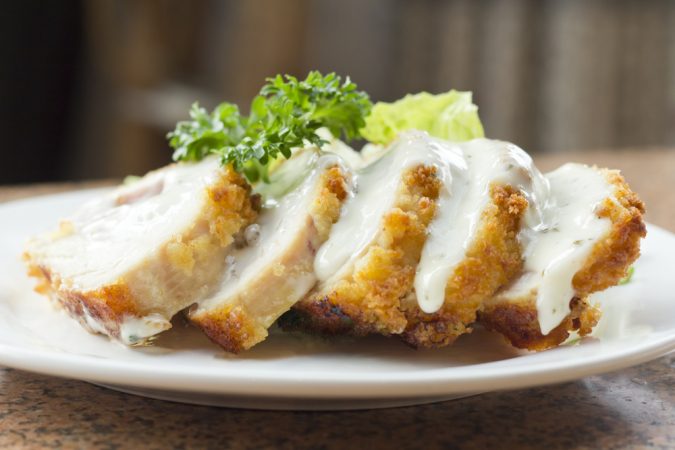 Un paso importante es el rebozado del cordon bleu de pollo