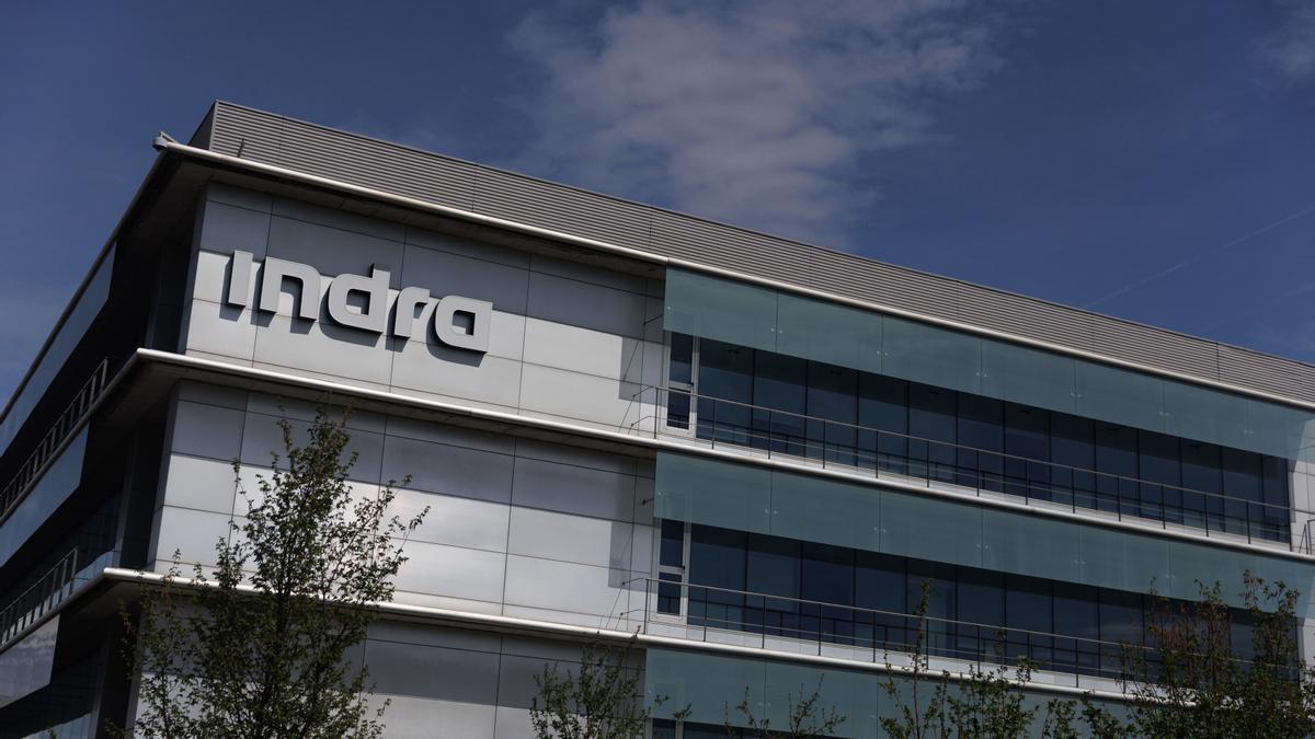 Indra, valorada por debajo de su sector por las dudas sobre la compra de Hispasat