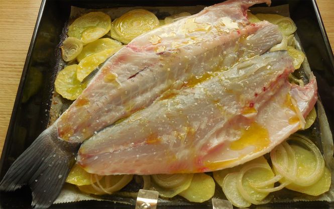 ¿Cuál es el acompañante ideal para una lubina con patatas y cebolla?