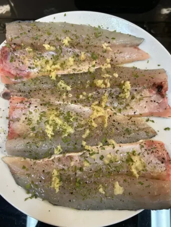 Una explicación rápida de la preparación de la lubina con patatas y cebolla