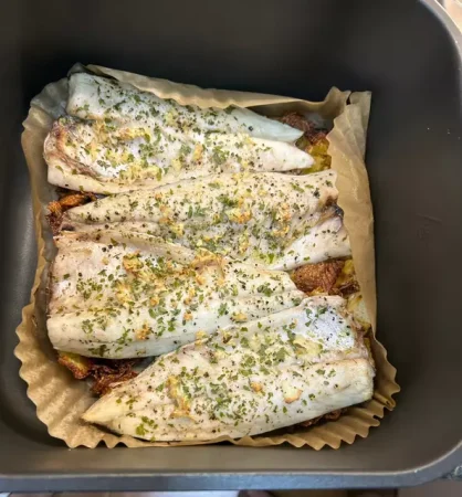 El paso a paso de la receta de lubina con patatas y cebolla